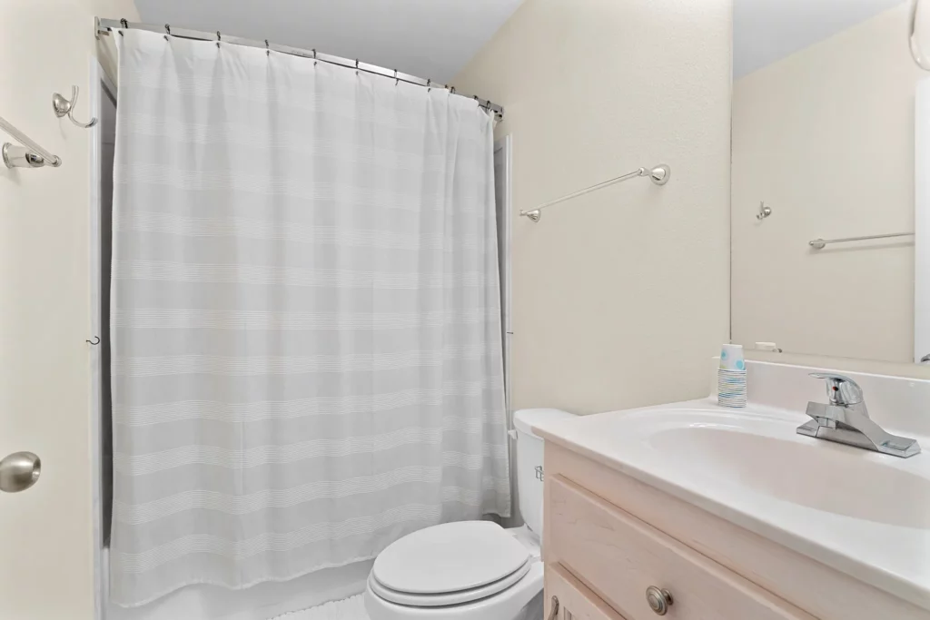 7 Common MLS Photo Mistakes Sellers Still Make – Pensacola Edition 17 kdhproductions real estate - bathroom