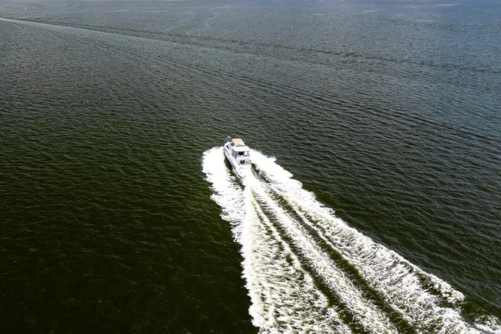 2005 Carver 41 Loophole 45