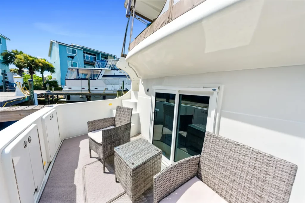 2005 Carver 41 Loophole 64