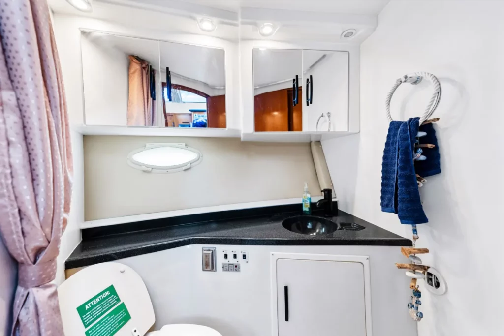 2005 Carver 41 Loophole 76