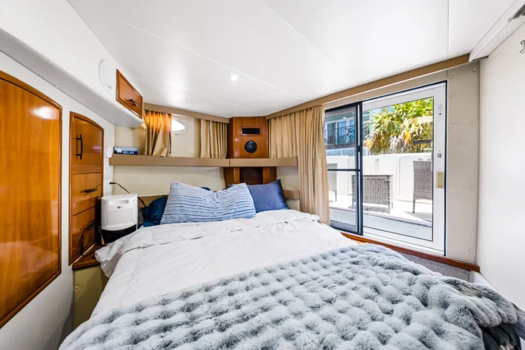 2005 Carver 41 Loophole 80