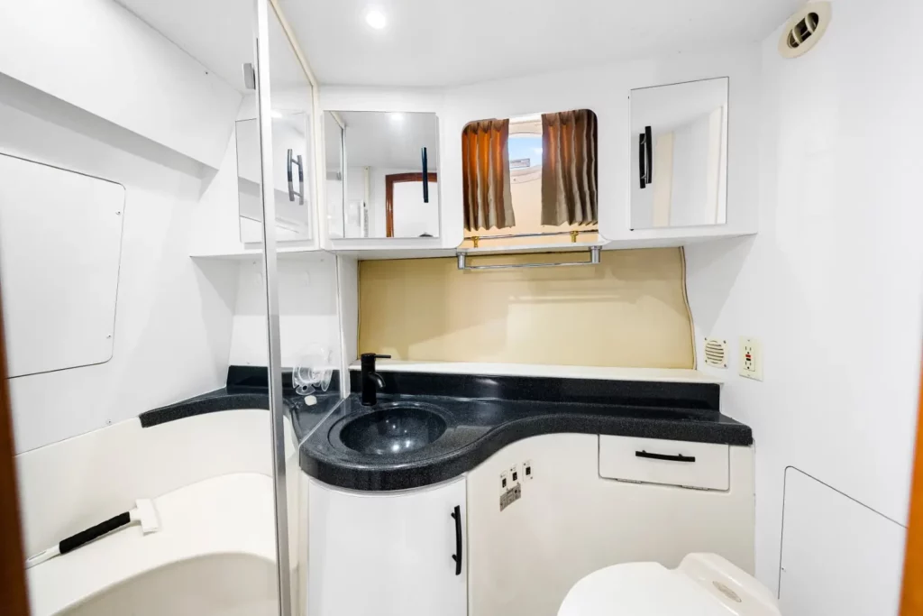 2005 Carver 41 Loophole 81