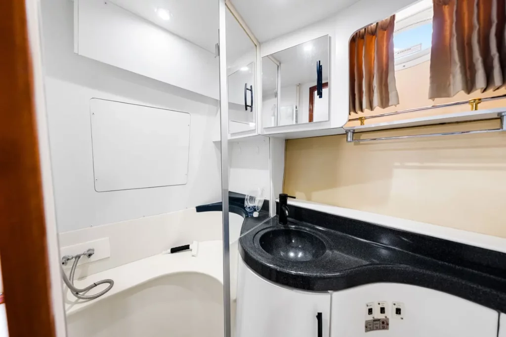 2005 Carver 41 Loophole 82